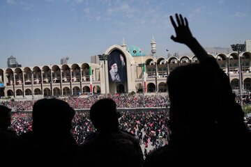 Grand adieu au leader martyr de la révolution à Téhéran vu par l'Associated Press