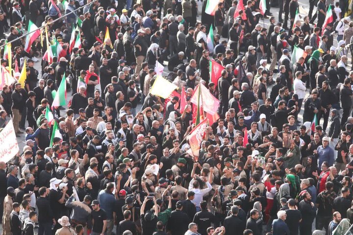 تقرير مصور/ حضور مميز للشعب الإيراني في مراسم توديع الجثمان الطاهر للشهيد القائد الإمام الخامنئي(ره) بطهران