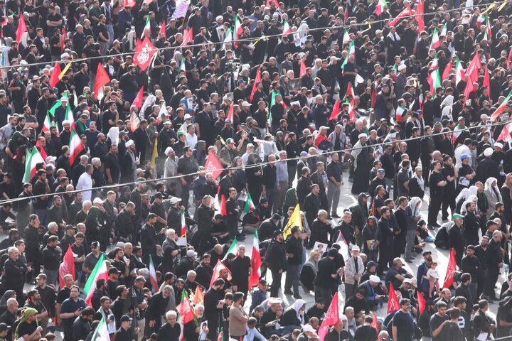 تقرير مصور/ حضور مميز للشعب الإيراني في مراسم توديع الجثمان الطاهر للشهيد القائد الإمام الخامنئي(ره) بطهران