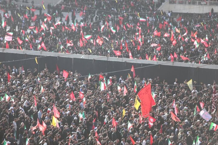 تقرير مصور/ حضور مميز للشعب الإيراني في مراسم توديع الجثمان الطاهر للشهيد القائد الإمام الخامنئي(ره) بطهران
