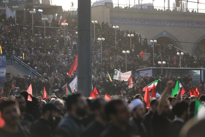 تقرير مصور/ حضور مميز للشعب الإيراني في مراسم توديع الجثمان الطاهر للشهيد القائد الإمام الخامنئي(ره) بطهران