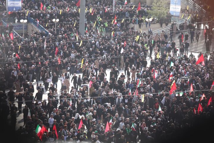 تقرير مصور/ حضور مميز للشعب الإيراني في مراسم توديع الجثمان الطاهر للشهيد القائد الإمام الخامنئي(ره) بطهران
