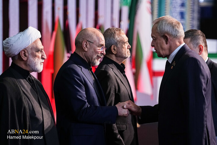 Foto / “Mücahit şehit İmam  Ayetullahi'l- Uzma Hamenei’nin (r.a) ve ailesinin naaşlarına saygı duruşu merasimi.