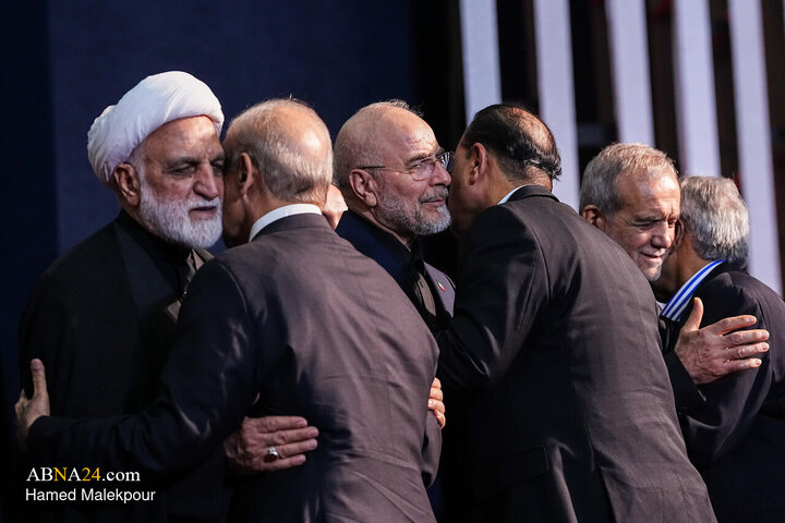 Foto / “Mücahit şehit İmam  Ayetullahi'l- Uzma Hamenei’nin (r.a) ve ailesinin naaşlarına saygı duruşu merasimi.