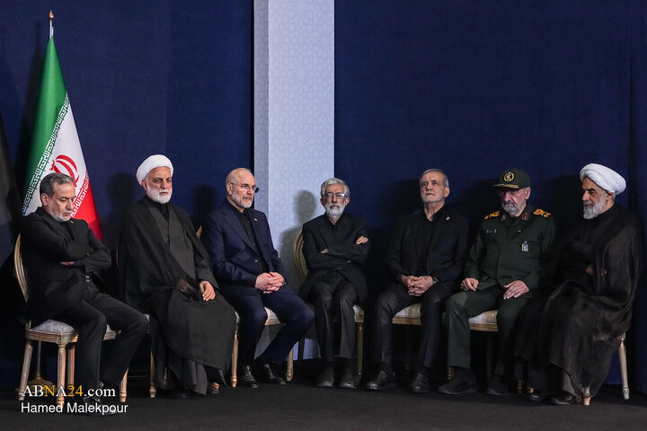 Foto / “Mücahit şehit İmam  Ayetullahi'l- Uzma Hamenei’nin (r.a) ve ailesinin naaşlarına saygı duruşu merasimi.