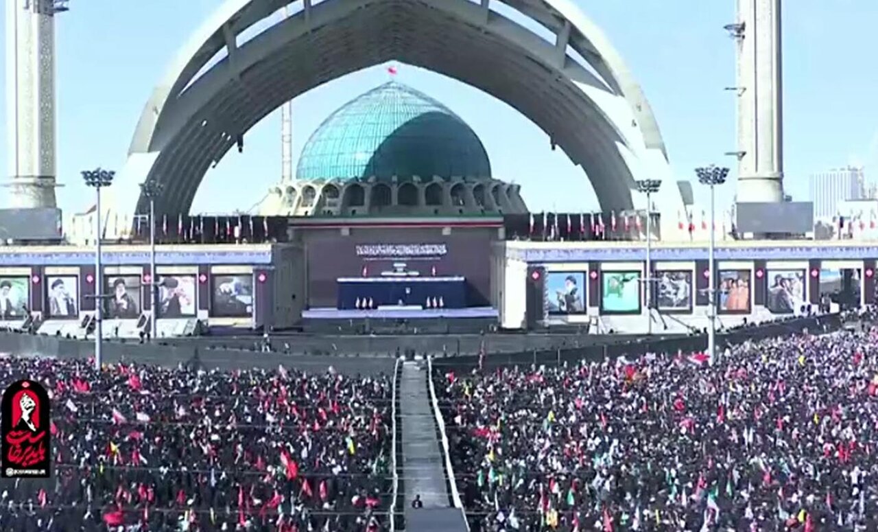 فيديو | حضور واسع للجماهير الغفيرة في مصلى طهران بهتافات "يحيا القائد الشهيد"