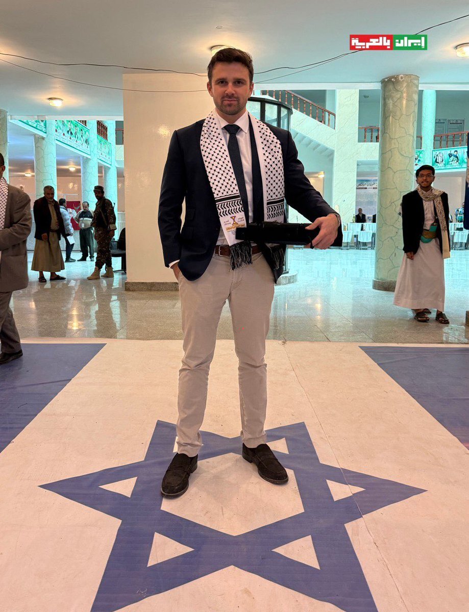 تقرير مصور/ الناشط الامريكي "جاكسون هينكل" يحضر في مراسم توديع الشهيد الامام الخامنئي(ره) بطهران