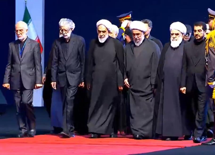 فيديو | الأمين العام للمجمع العالمي لأهل البيت (ع) يحضر بمراسم التوديع للشهيد القائد "الخامنئي"(ره)