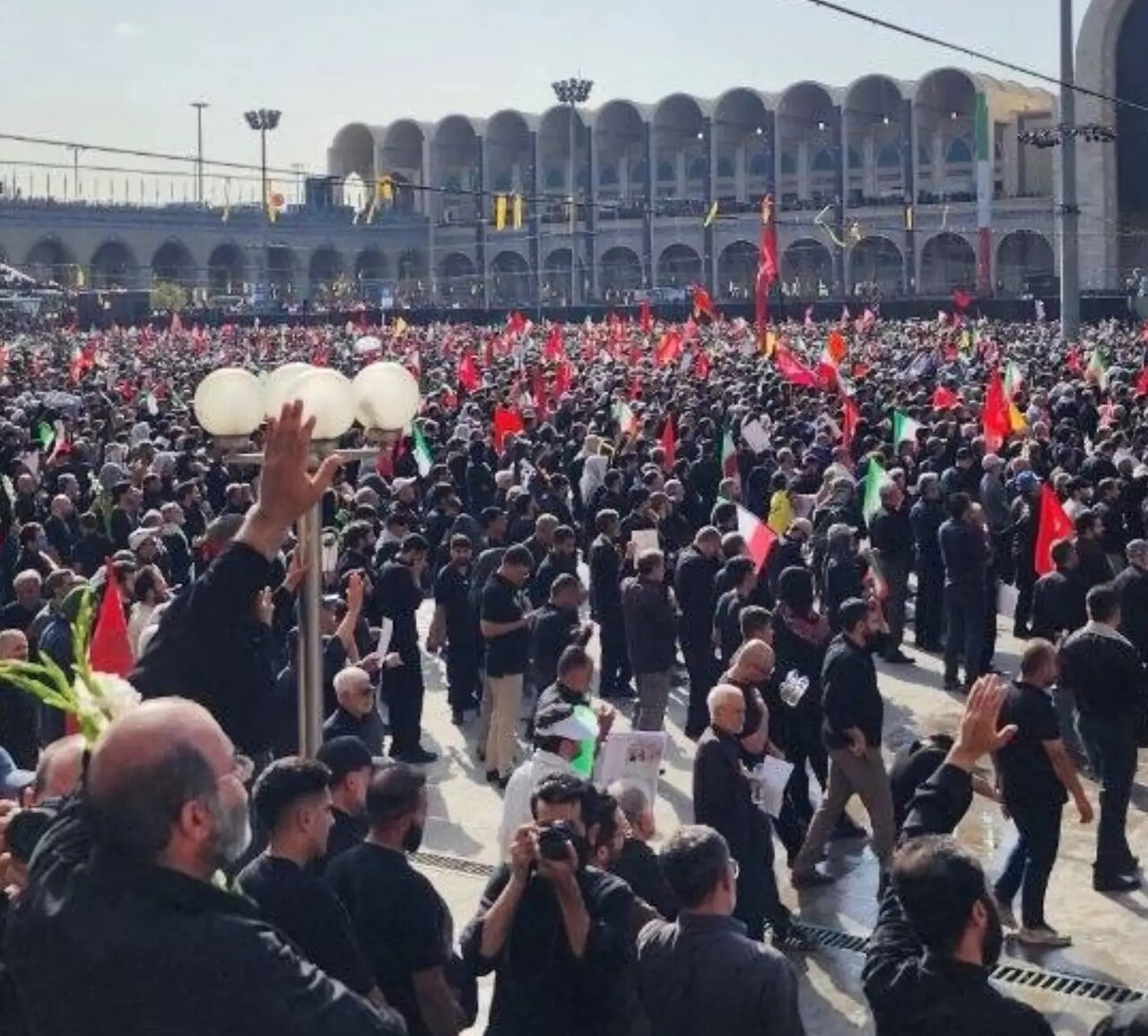 VİDEO /Tahran’da Şehit Lider İçin Milyonluk Veda: İmam Humeyni Musallası’nda Matem ve Direniş Ruhu