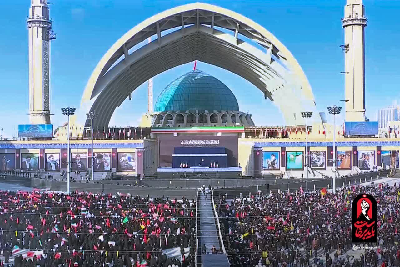 تغطية لحظة بلحظة لمراسم الوداع التاريخية والملحمية للشعب الثائر المطالب بدم قائد الثورة الشهيد / مصلى طهران والشوارع المحيطة تعج بالجموع + فيديو