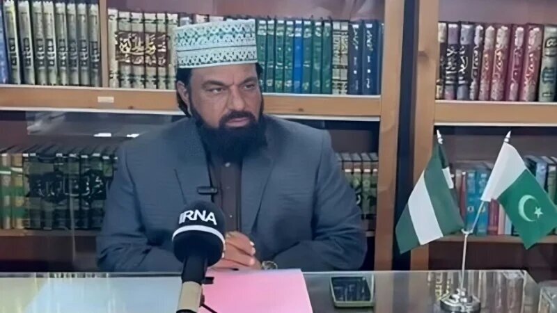 عالم سني باكستاني: مراسم تشييع القائد الإيراني الشهيد فرصة لإظهار وحدة المسلمين