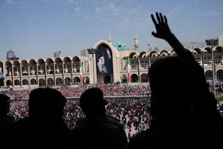 Grande addio al leader martire della rivoluzione a Teheran visto dall'Associated Press