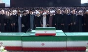 Esecuzione della preghiera funebre sul corpo del leader martire della Rivoluzione nel luogo di preghiera di Teheran