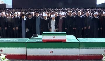 Совершение заупокойной молитвы над телом мученически погибшего лидера революции в тегеранской молельне