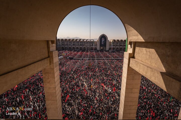 مراسم اقامه نماز بر رهبر