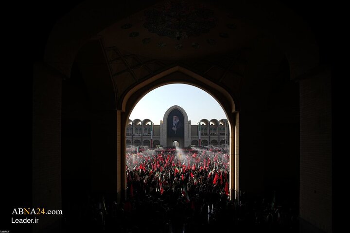 مراسم اقامه نماز بر رهبر