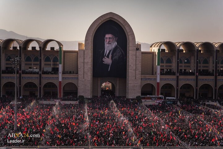 مراسم اقامه نماز بر رهبر