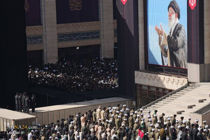مراسم اقامه نماز بر رهبر