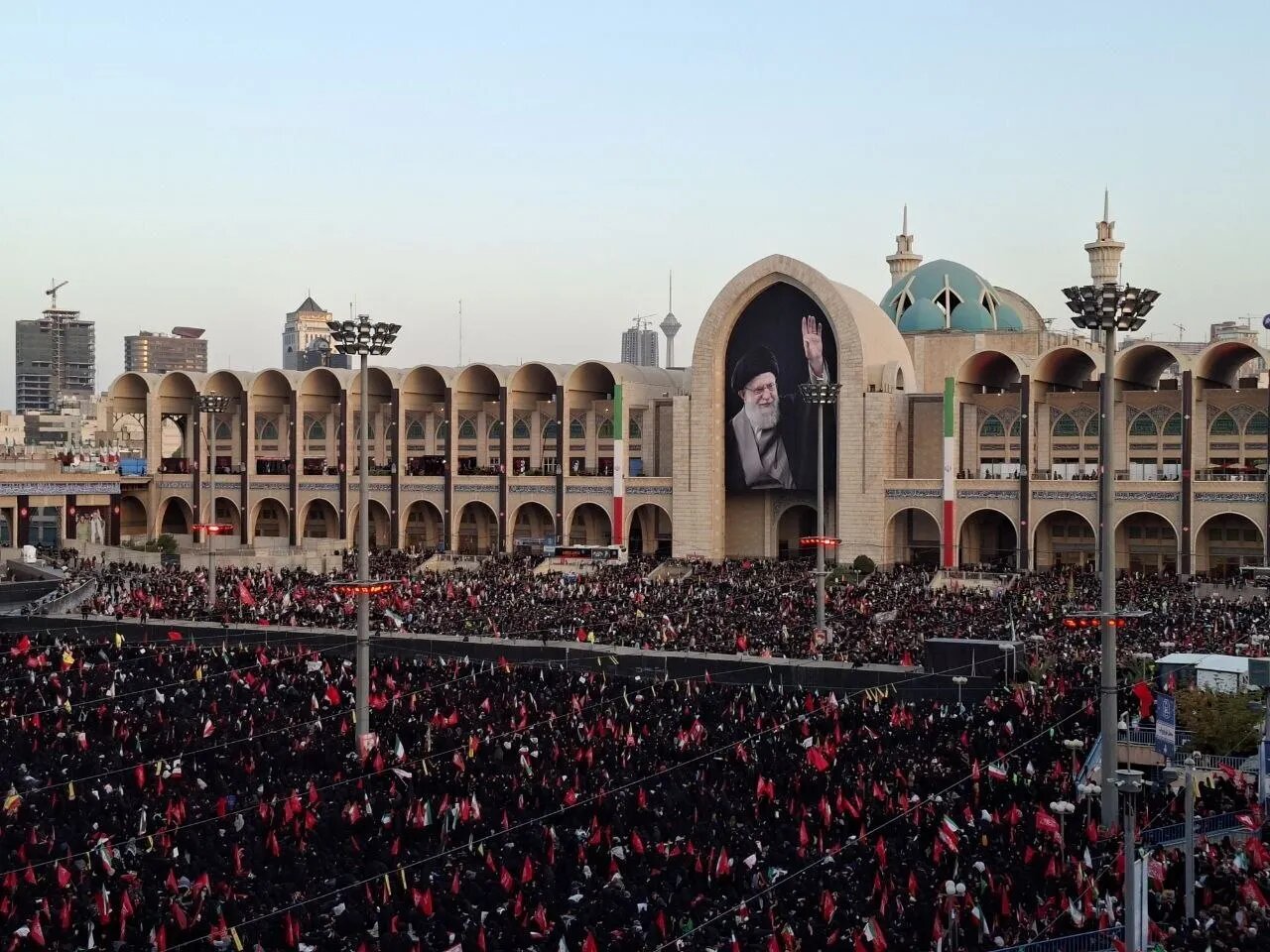 پوشش لحظه‌به‌لحظه روز دوم وداع باشکوه با رهبر شهید در تهران/اقامۀ نماز بر پیکر مطهر قائد شهید امت و خانوادۀ ایشان