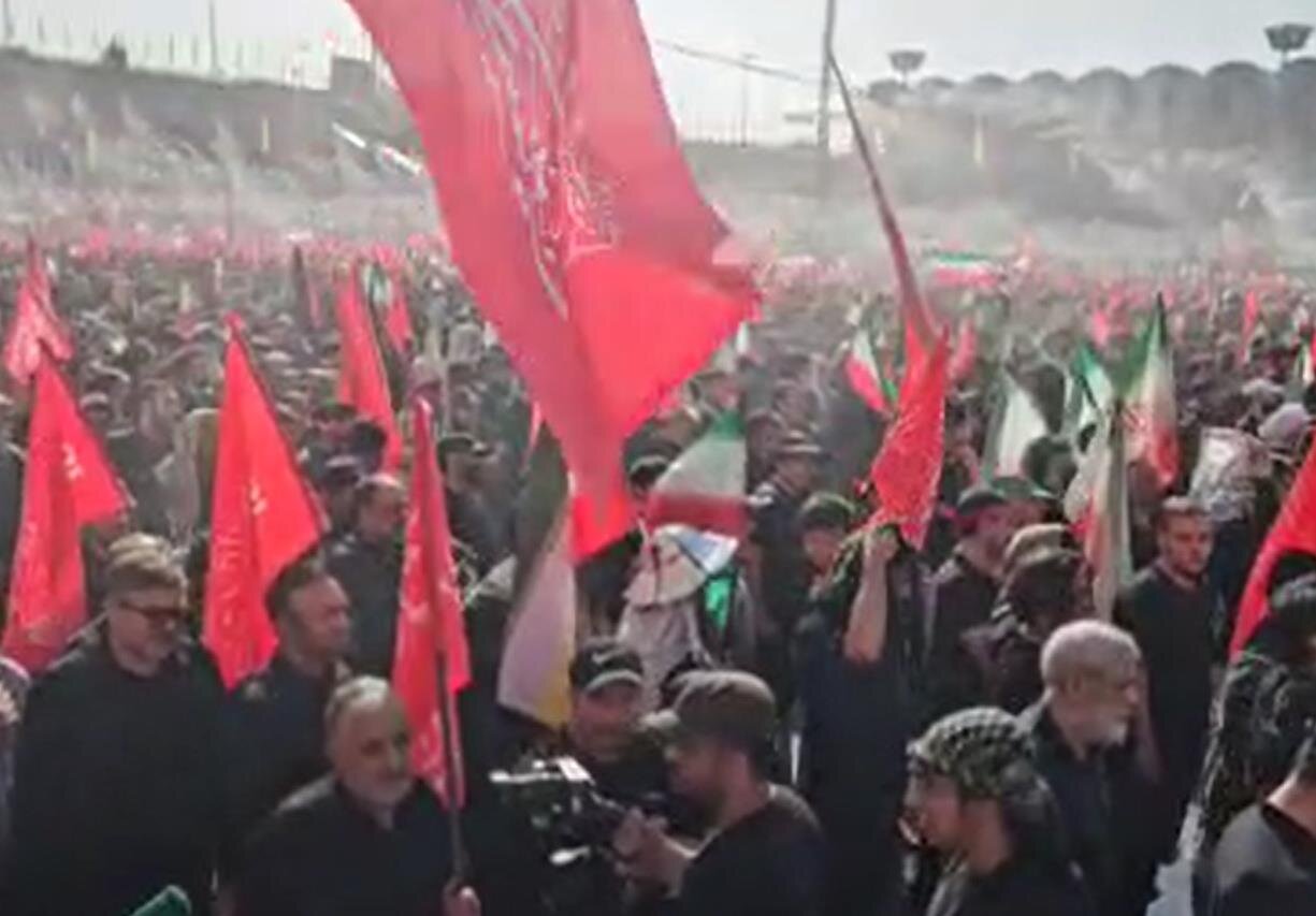 فيديو | بكاء ونحيب المعزين في لحظات الوداع للجثامين الطاهرة للإمام الخامنئي وأفراد اسرته بمصلى طهران