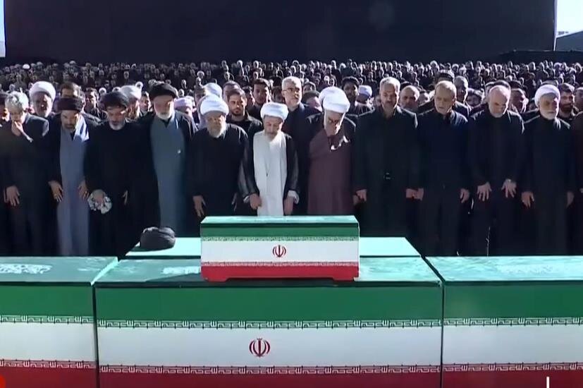 فيديو | الصلاة على الجثمان الطاهر للشهيدة الطفلة "زهرة محمدي" حفيدة الشهيد الإمام الخامئني