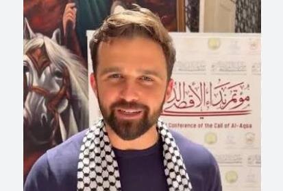 فيديو | الاعلامي الامريكي "هنكل" يخدم المعزين في مصلى الامام الخميني (ره) بطهران