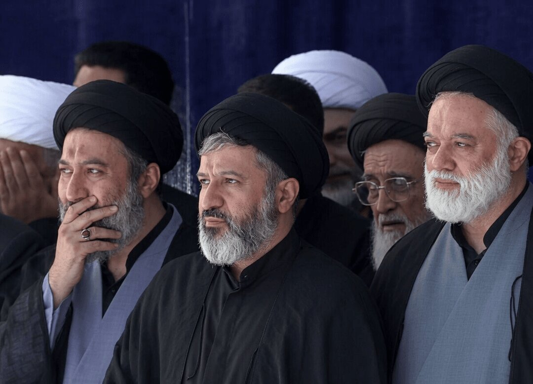کچھ مصلائے تہران میں امام شہید کے فرزندوں کی حاضری کے بارے میں