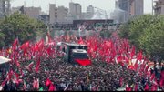 Teerã, Avenida Azadi: Imensa Multidão Dificulta o Avanço do Veículo que Transporta o Corpo Puro do Líder Mártir da Revolução Islâmica