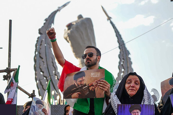 تقرير مصور/ طهران تشهد تشييعا مهيبا وتاريخيا