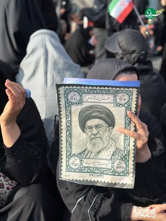 تقرير مصور/ مشاهد عن مشاركة شعبية في تشييع الجثمان الطاهر للشهيد الامام الخامنئي (ره) وأفراده اسرته بطهران