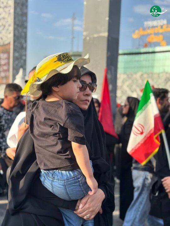 تقرير مصور/ مشاهد عن مشاركة شعبية في تشييع الجثمان الطاهر للشهيد الامام الخامنئي (ره) وأفراده اسرته بطهران