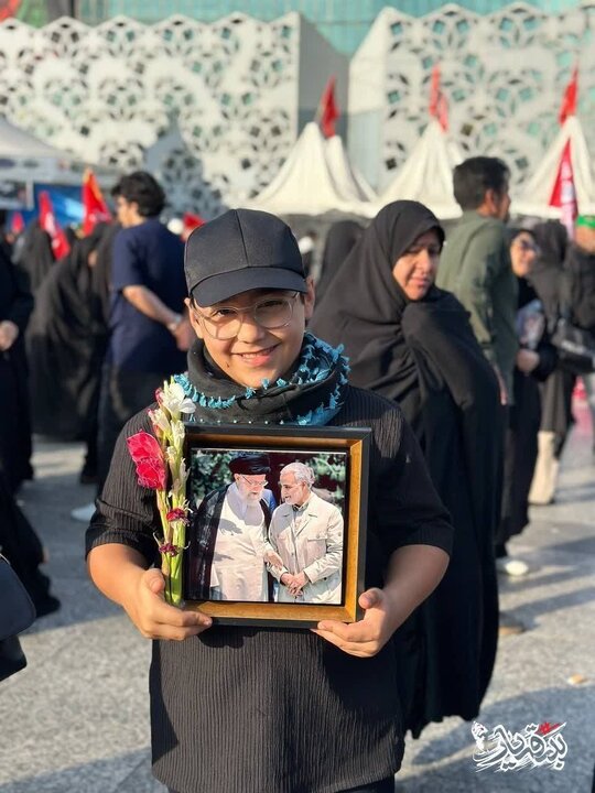 تقرير مصور/ مشاهد عن مشاركة شعبية في تشييع الجثمان الطاهر للشهيد الامام الخامنئي (ره) وأفراده اسرته بطهران