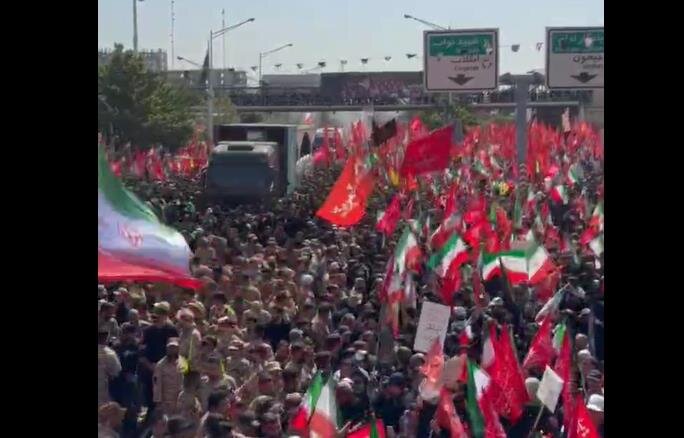فيديو | مواصلة الشعب الإيراني في تشييع الجثمان الطاهر للإمام الشهيد الخامنئي بطهران-1
