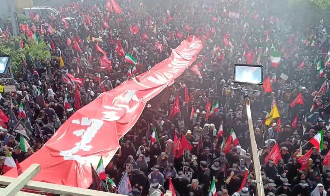 فيديو | الجماهير الغفيرة في مراسم تشييع الجثمان الطاهر للشهيد الخامنئي:سنقتل ترامب