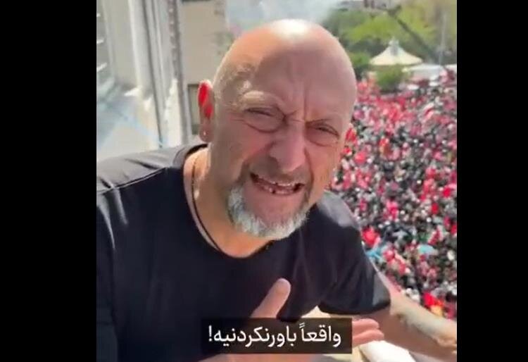 فيديو | ذهول مدوّن إيطالي من الحشود المشاركة في مراسم تشييع قائد الثورة الشهيد