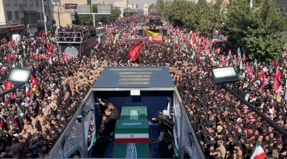 Video: Massive crowd surrounding vehicle carrying pure body of martyred leader of Islamic Revolution