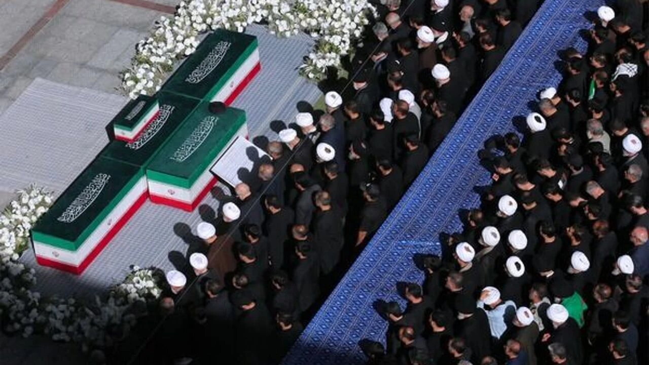 El Cezire: Milyonlar Tahran'da Şehit İmam Ayetullah Hamanei'e veda ediyor
