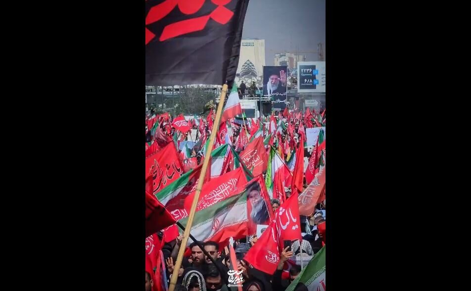 Video: Right now; moments from funeral procession of martyred leader among mourning people in Tehran