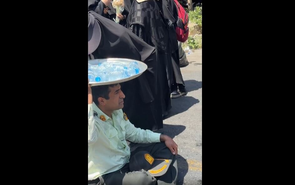 Video: Humble service of an Iranian police colonel to mourners of martyred Imam