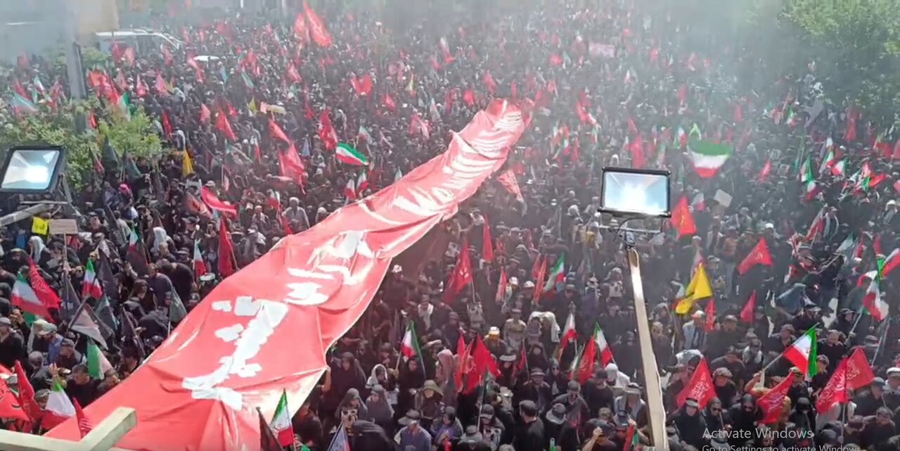 Vídeo: "Mataremos Trump"; Faixa de Grandes Dimensões é Exibida por Participantes no Cortejo Fúnebre do Líder Mártir