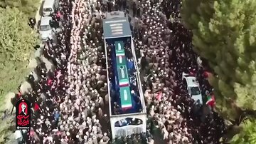 Galeri Foto: Suasana Tasyi'i Jenazah Ayatullah Khamenei di Kota Qom (3)