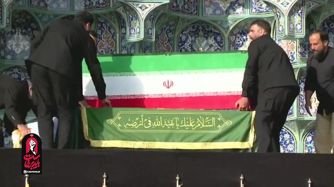 ویدیو | قرار گرفتن پیکر رهبر شهید در جایگاه وداع با مردم در قم