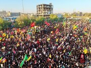 Larawan ng Sasakyang Nagdadala sa Katawan ng Martir na Lider ng Rebolusyong Islamiko sa Gitna ng Nagdadalamhating mga Tao ng Iraq sa Banal na Najaf