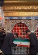 Video| Ang mga Banal na Katawan ng mga Martir ng Pamilya ng Martir na Lider ng Rebolusyon, sa Tabi ng Dambana ni Imam Hussein (sumakanya nawa ang kapa