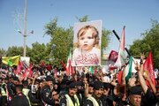 تقرير مصور/ العراقيون المعزون يحملون صورة حفيدة الشهيد السيد الولي الخامنئي بالنجف الأشرف