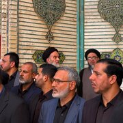 Pagdalo ng mga Anak ni Ayatollah al-Uzma Sistani sa Seremonya ng Paglilibing sa Martir na Lider ng Rebolusyon