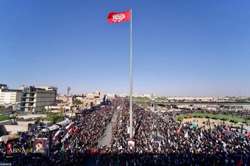 Galeri Foto: Warga Irak di Kota Najaf Sambut Arak-arakan Peti Jenazah Ayatullah Khamenei (3)