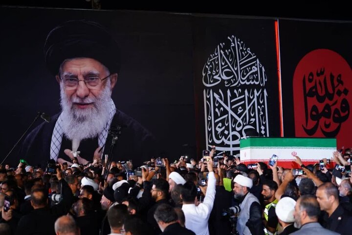پوشش لحظه‌به‌لحظه مراسم تشییع تاریخی پیکر مطهر قائد شهید امت در عراق/اقامه نماز بر پیکر رهبر شهید ایران در حرم امیرالمومنین(ع)