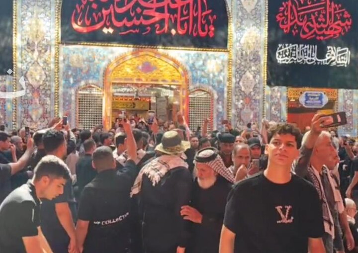 شعارات الزائرين المشيعين للجثمان الطاهر للشهيد الامام الخامنئي" في حرم الامام الحسين(ع)