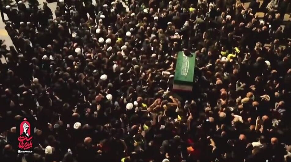Video: Carrying pure body of martyred leader by Iraqi devotees at Najaf Airport